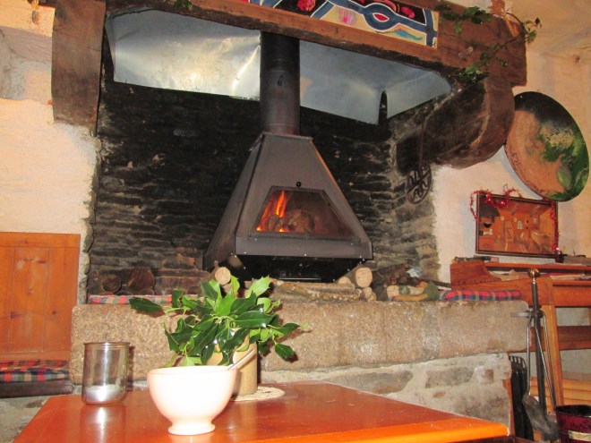 Premier petit déjeuner de l'an 2015, près du feu, désormais isolé du froid du conduit de cheminée par une plaque isolante.