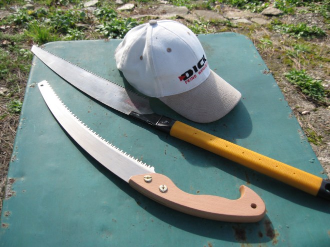 Scie japonaises de bûcheronnage et casquette Dick de travaux