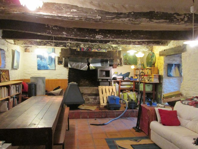 Les deux poêles en attente dans le coin cheminée