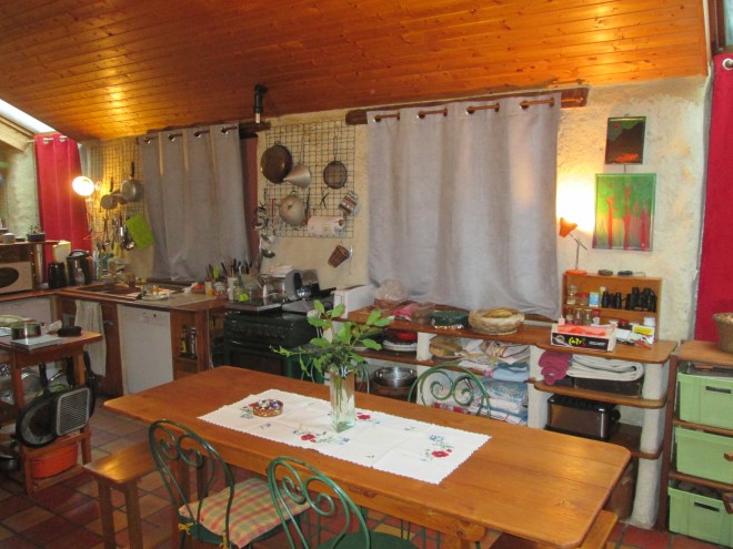 Désormais la cuisine vibre bien avec ses nouveaux rideaux, sa belle table en chêne et ses dessertes rénovées.